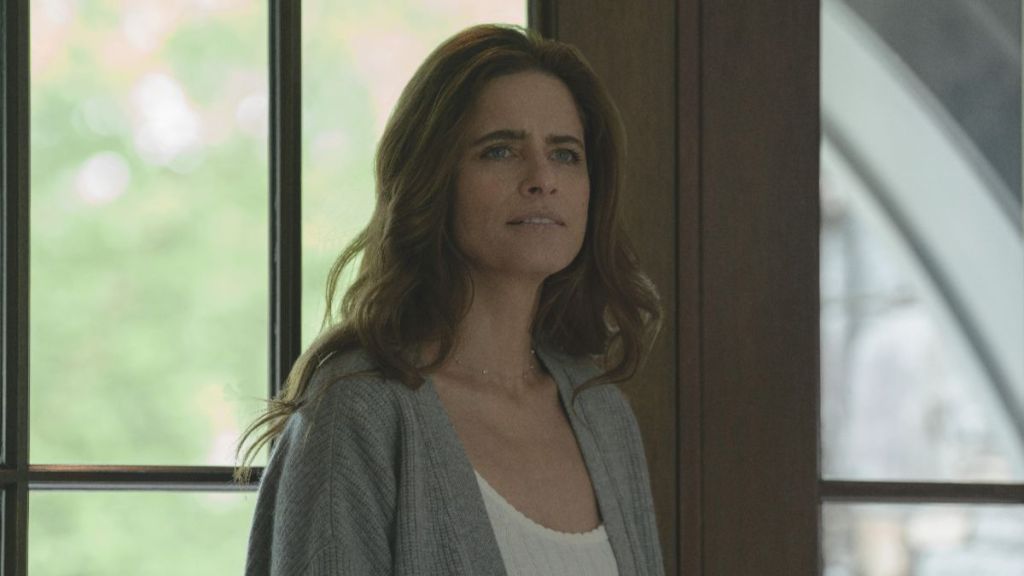 Amanda Peet as Mel Cooper in Your Friends and Neighbors season 2 episode 2. (Photo Credit: Courtesy of Apple TV.)